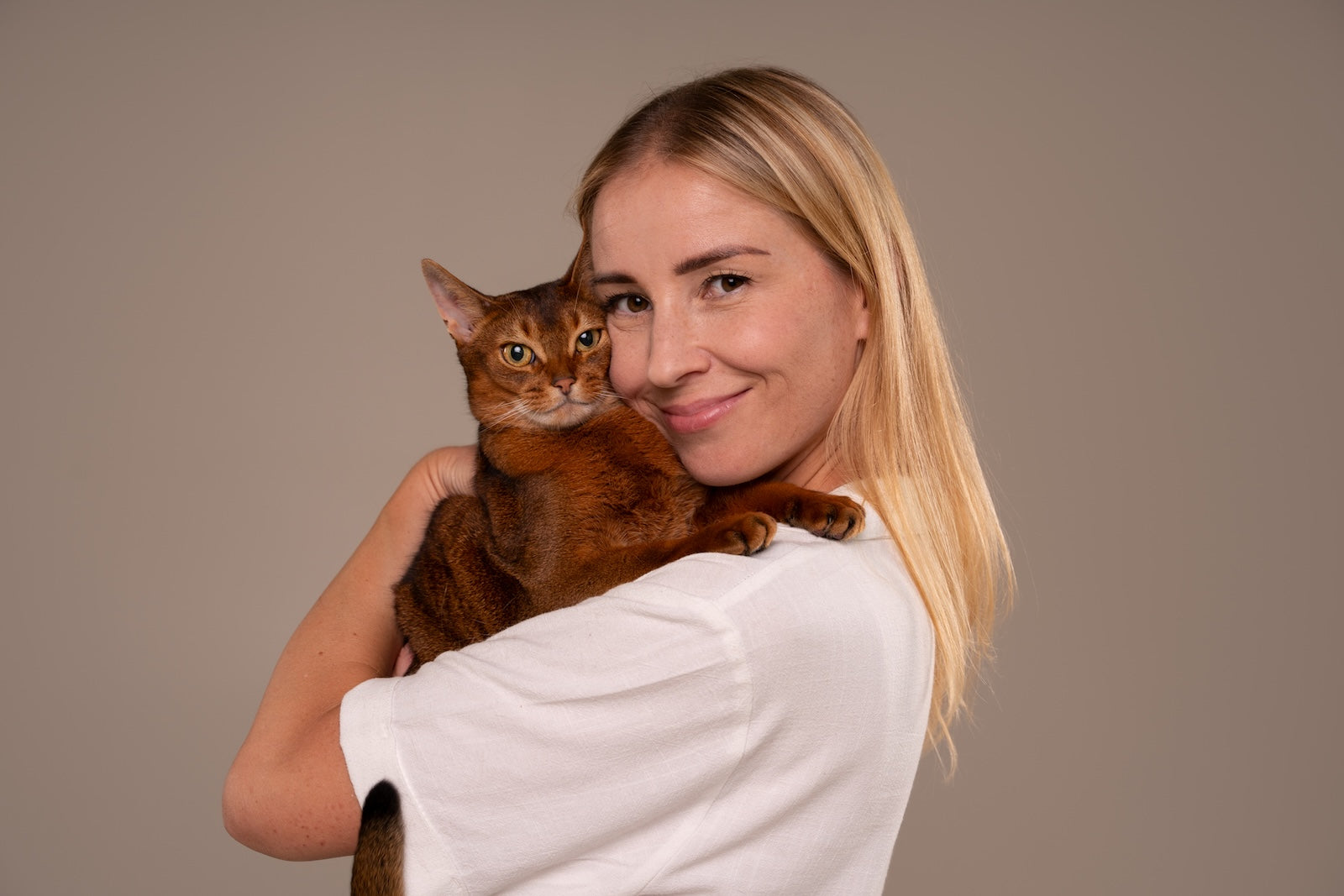 Cat owner cuddling pet cat – promoting jumbo cat litter box liners for easier cleanup